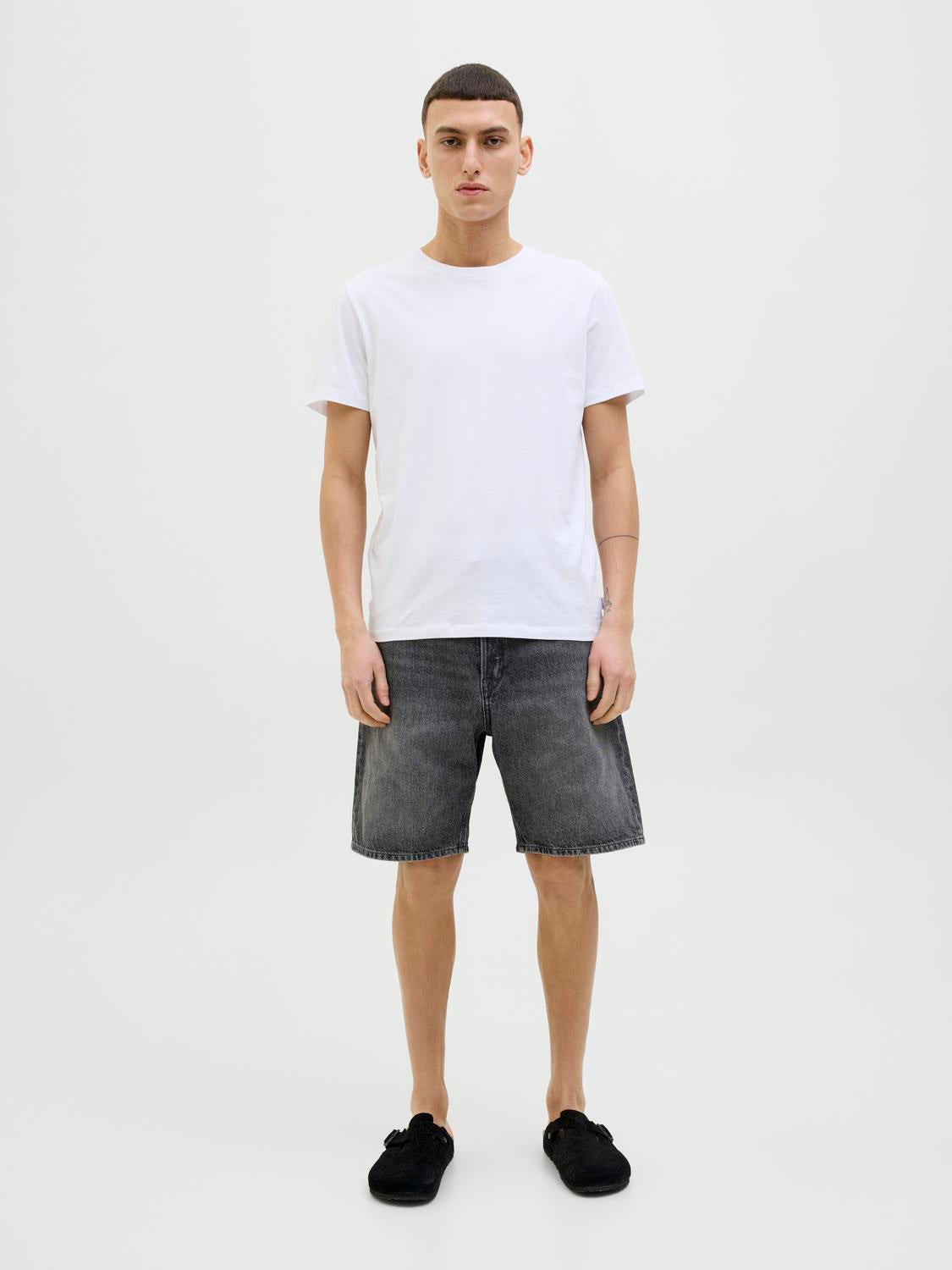 model_shot-front_full
